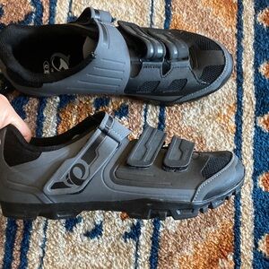 NWOT Pearl Izumi women’s 9 bike shoes cleat